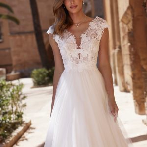 Vue de face robe de mariée princesse Sansa avec décolleté en V et manches papillon