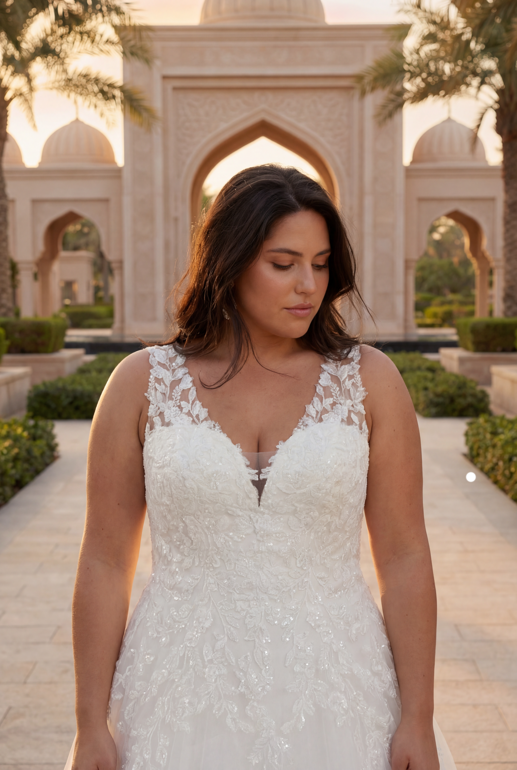 Détail du bustier de la robe de mariée Celina avec dentelle délicate et décolleté plongeant